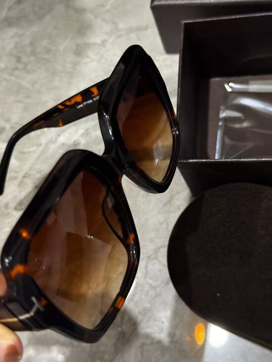 Tom Ford Leon FT1082 Tortoiseshell Oversized Sunglasses Brown Gradient Lens Ital main image 6